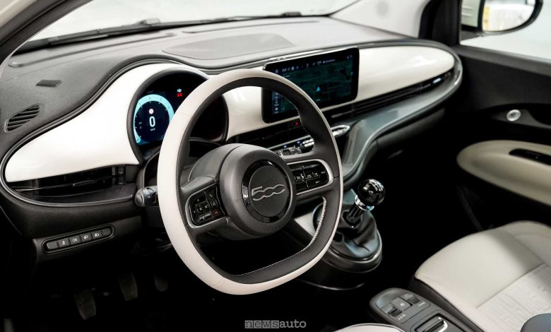 Abitacolo della nuova Fiat 500 ibrida