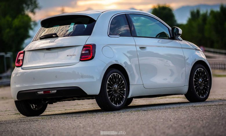 Nuova Fiat 500 ibrida posteriore 3/4