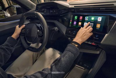 Nuova Peugeot E-308 display infotainment Apple CarPlay