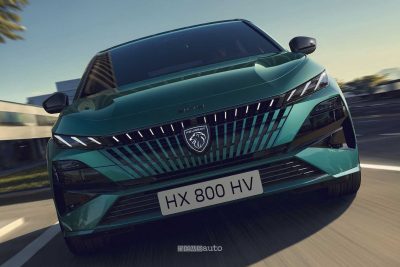 Nuova Peugeot E-308 su strada