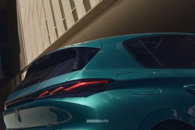 Nuova Peugeot E-308 firma luminosa posteriore