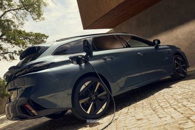Nuova Peugeot E-308 SW in ricarica