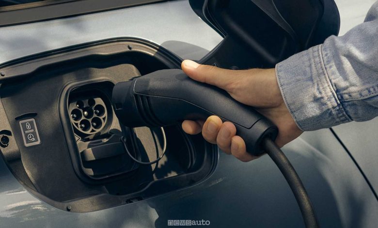 Nuova Peugeot E-308 SW vano per la ricarica in AC e DC