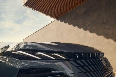 Nuova Peugeot E-308 SW fari anteriori