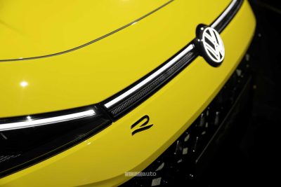 Nuova Volkswagen T-Roc R Line logo VW anteriore illuminato