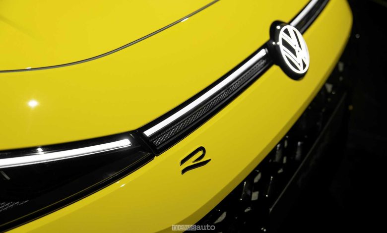 Nuova Volkswagen T-Roc R Line logo VW anteriore illuminato