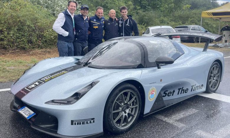 La Dallara stradale per il progetto Set The Time guidata da Simone Faggioli