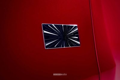 Nuova Tesla Model Y Performance logo carrozzeria esterna