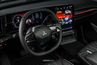 Mitsubishi Eclipse Cross EV volante abitacolo