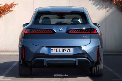 BMW iX3 50 xDrive posteriore, firma luminosa
