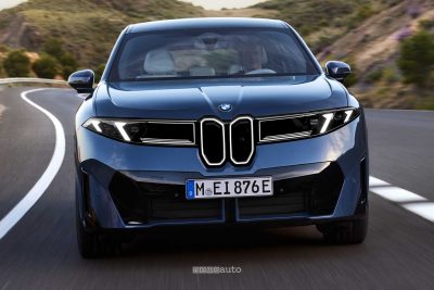 BMW iX3 50 xDrive su strada