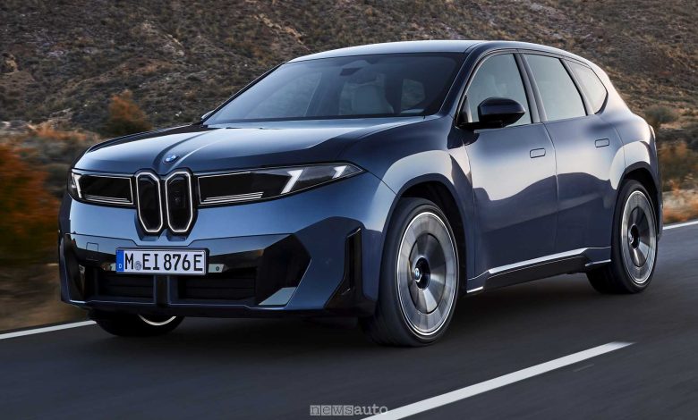 BMW iX3 50 xDrive su strada