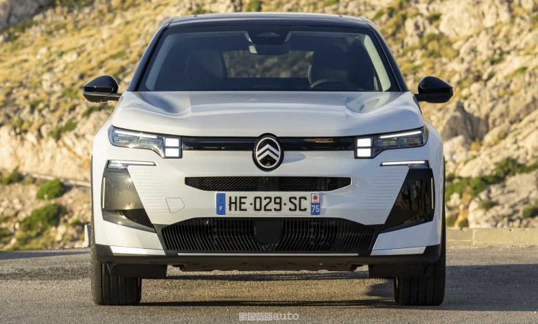 Nuova Citroen C5 Aircross plug-in frontale, firma luminosa