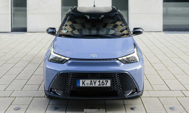 Toyota Aygo X Hybrid frontale, firma luminosa
