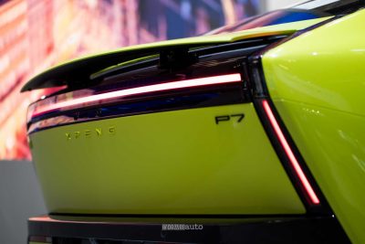 Xpeng Next P7 firma luminosa posteriore
