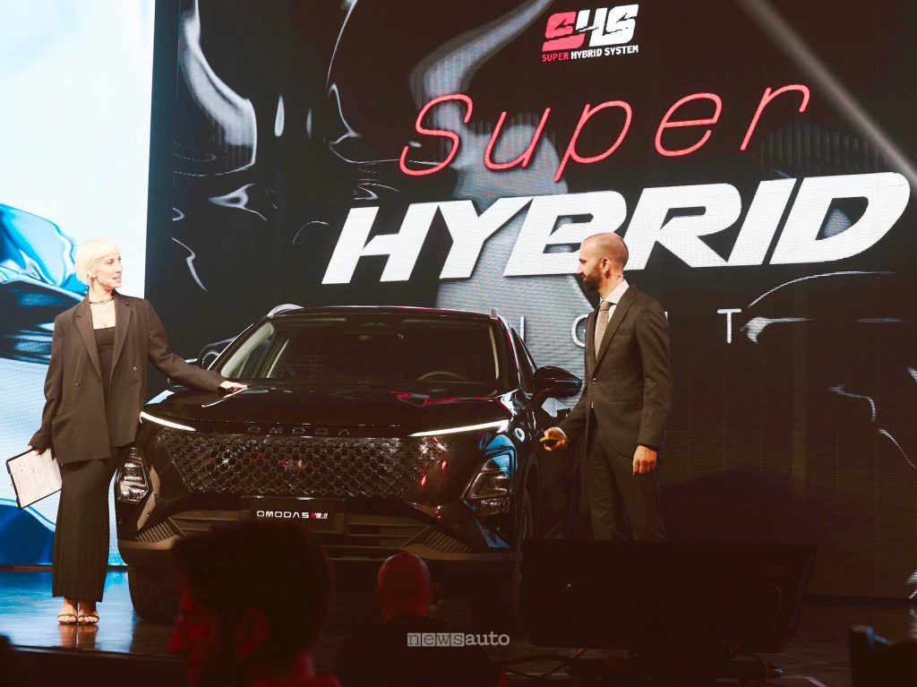 OMODA 5 frontale Super Hybrid night