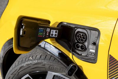 Renault 5 E-Tech Electric vano per la ricarica AC/DC