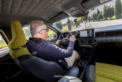 Giovanni Mancini alla guida della Renault 5 E-Tech Electric