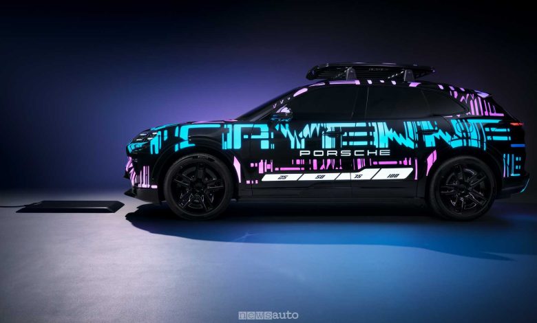 Porsche Cayenne elettrica camuffata, con livrea fluorescente a 25 strati sottili