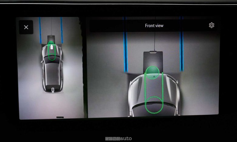 La Cayenne elettrica si posiziona sulla piastra wireless tramite l’infotainment