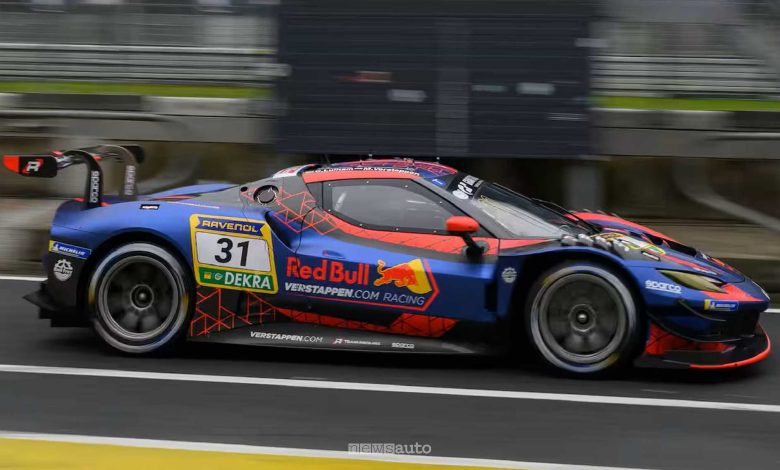 Max Verstappen ha vinto la gara del Nürburgring in coppia con Chris Lulham, al volante della Ferrari 296 GT3
