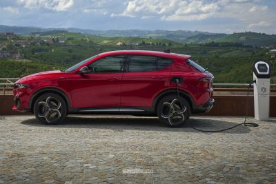 Alfa Romeo Tonale Ibrida Plug-In in ricarica