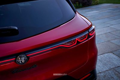 Alfa Romeo Tonale faro posteriore firma luminosa