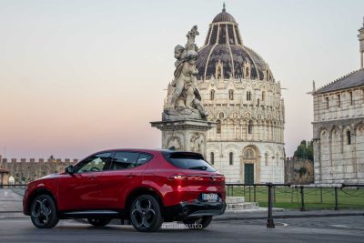 Alfa Romeo Tonale Speciale posteriore 3/4 sulle strade di Pisa