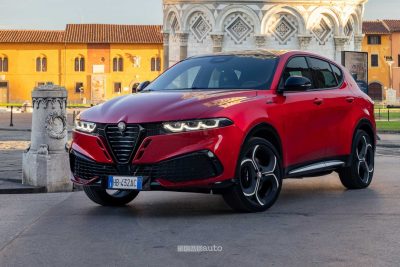 Alfa Romeo Tonale Speciale anteriore 3/4 sulle strade di Pisa
