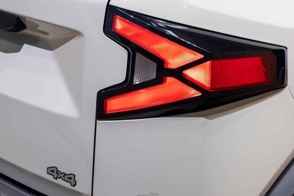 FOTO fari posteriori nuova Dacia Duster 2026