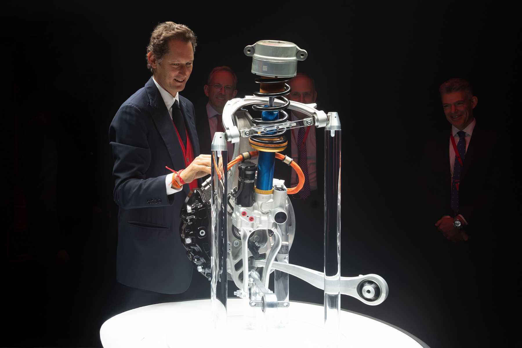 Il nuovo piano industriale Ferrari, dai nuovi modelli al 2030 al crollo del titolo in Borsa