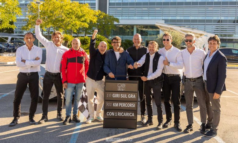 Festeggiamenti test autonomia Mercedes CLA 250+ sul GRA di Roma