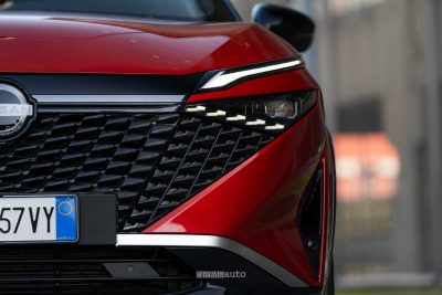 Nissan Qashqai e-POWER faro anteriore firma luminosa