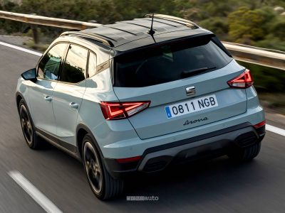 Seat Arona 2026 vista posteriore in movimento