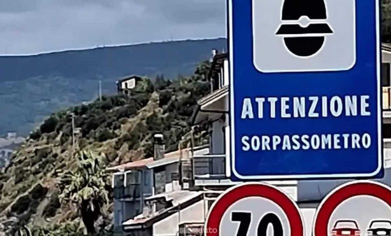 Il primo sorpassometro è entrato in funzione il 4 agosto 2025 ad Acquappesa (CS), sulla SS18.