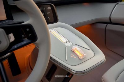 Toyota Corolla Concept console sospesa