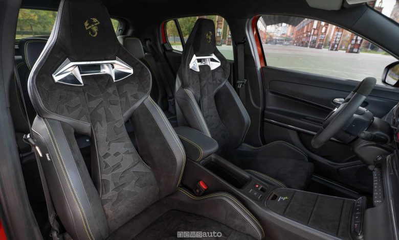 Interni con sedili in Alcantara per la Abarth 600e Competizione Milano Cortina