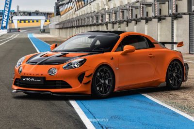 Alpine A110 R Ultime anteriore 3/4 sulla pit-lane di Le Mans