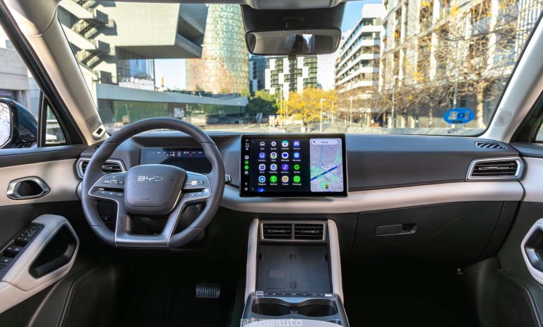 BYD Atto 2 DM-i plancia abitacolo