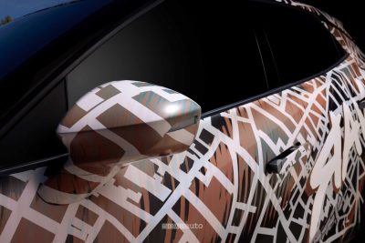 Specchietto laterale della Cupra Raval camuffata pre-serie