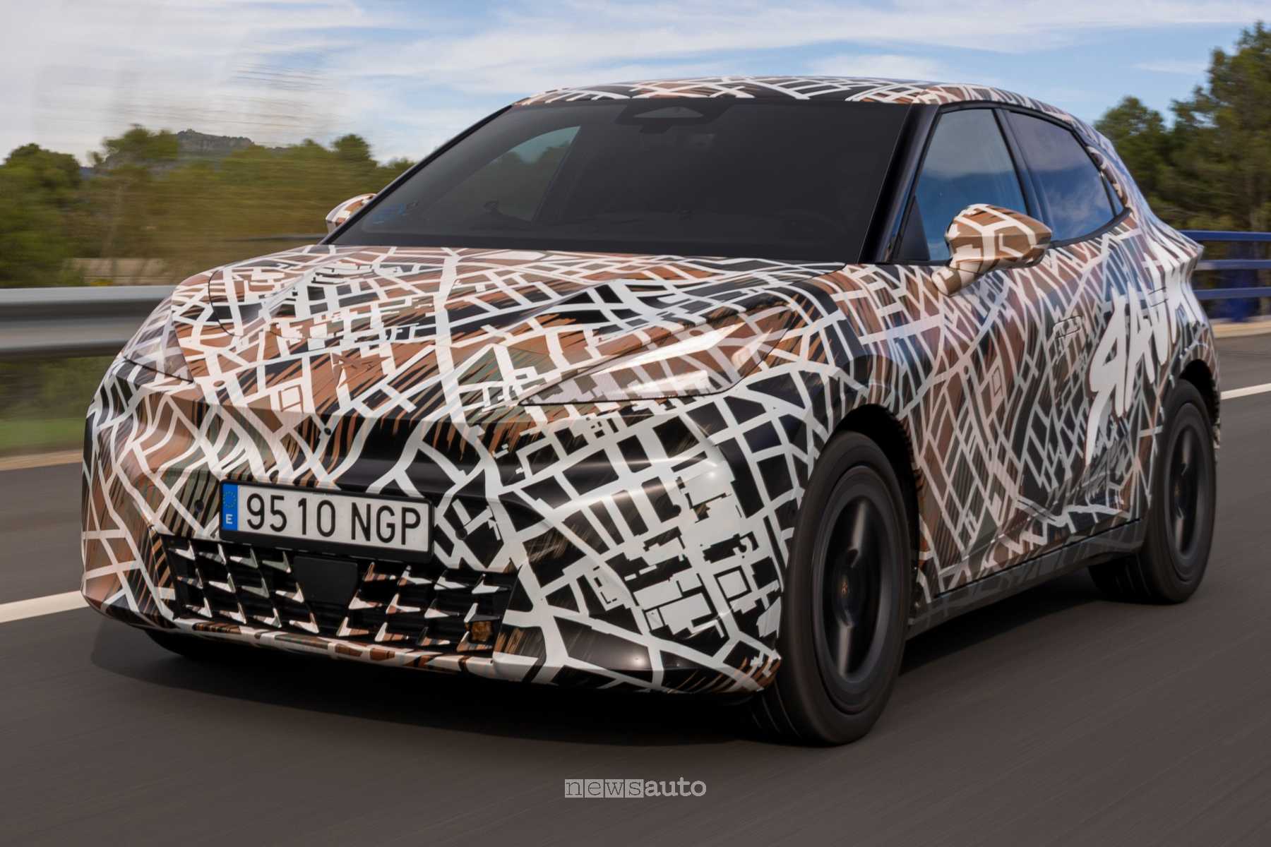 Cupra Raval camuffata pre-serie su strada