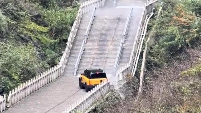 Epic fail Chery in Cina cercando di imitare Range Rover sul Monte Tianmen