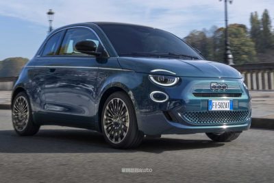 Nuova Fiat 500 Hybrid La Prima su strada