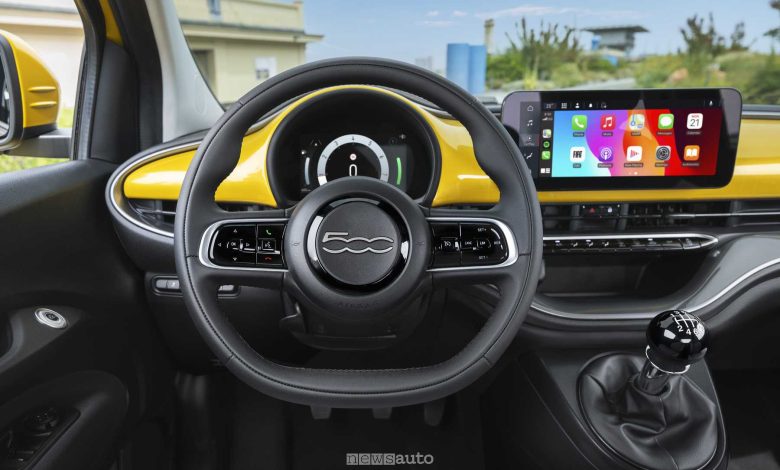 Nuova Fiat 500 Hybrid Torino plancia abitacolo