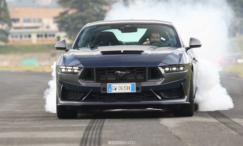 Ford Mustang Dark Horse in drifting