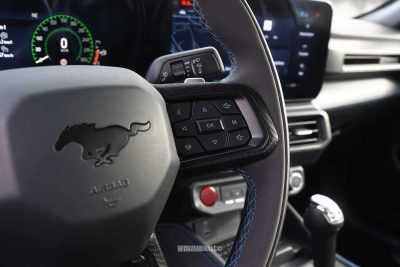 Ford Mustang Dark Horse comandi al volante