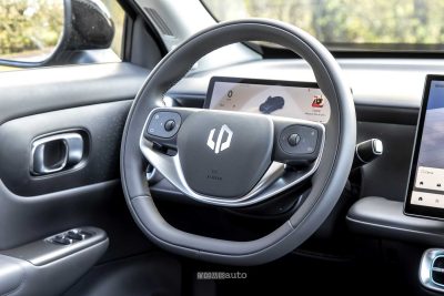 Leapmotor B10 volante abitacolo