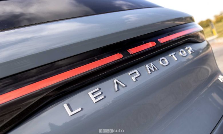 Leapmotor B10 firma luminosa posteriore