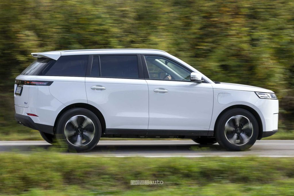 Jaecoo J5 EV su strada