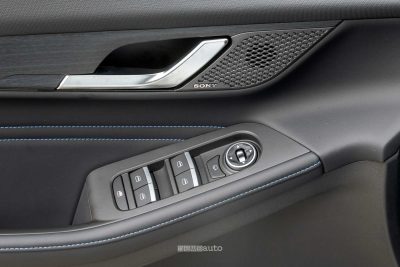 Jaecoo J5 EV casse audio Sony nella portiera guidatore